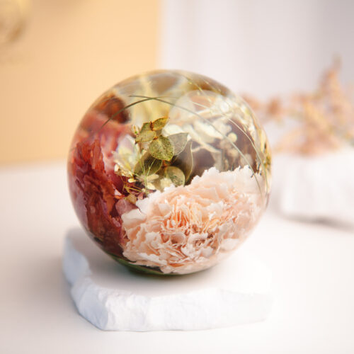 Brautstrauß Konservierung in Epoxidharz-Kugel mit rosa Nelke und goldenen Blättern - Hochzeitsandenken