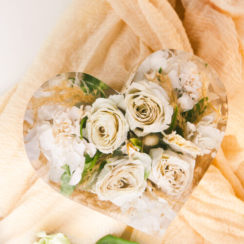 Resin-Herz Venedig mit gefriergetrockneten weißen Rosen, Hortensien und Pampasgras – Brautstrauß eingebettet in Harzform – Flomory