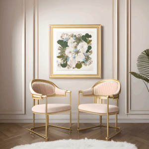 Elegantes Wohnzimmerdesign mit zwei rosa-goldenen Stühlen und gerahmter Blumenkunst an pastellfarbener Wand