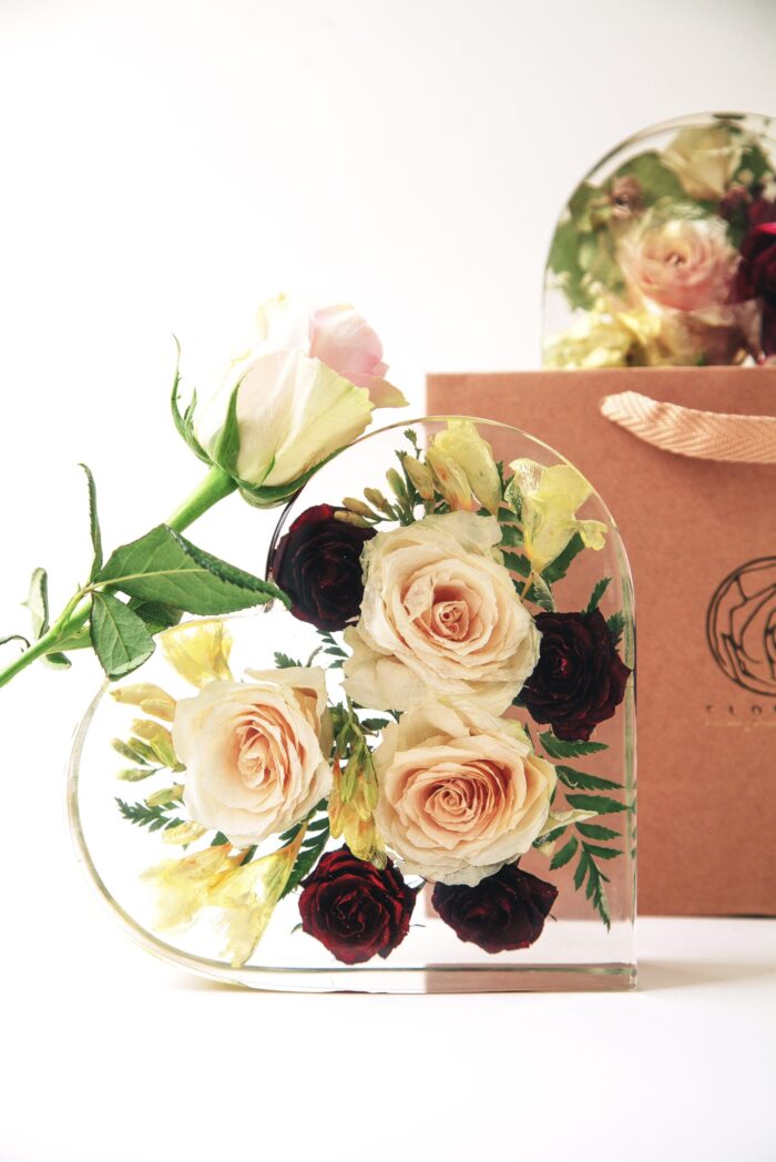 herzfoermiger-kunstharz-block-brautstrauss-rosen-geschenkverpackung-premium