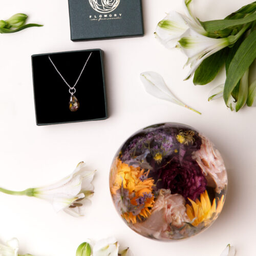 Konservierter Brautstrauß in Harz-Kugel mit gelben und lila Blumen, inklusive Silberkette mit Blütenanhänger in Flomory Geschenkbox
