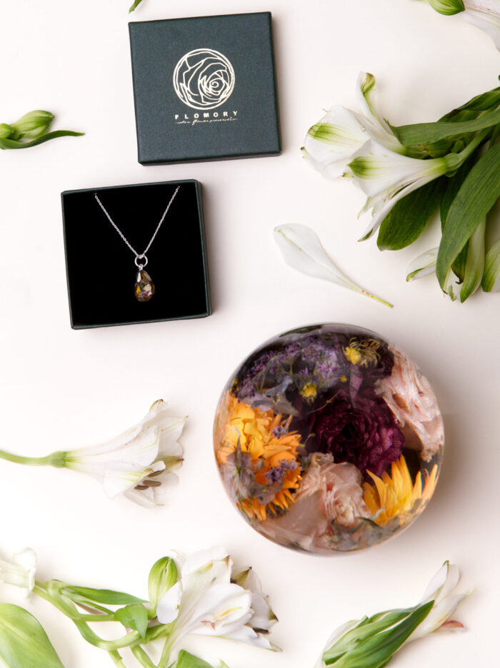 Konservierter Brautstrauß in Harz-Kugel mit gelben und lila Blumen, inklusive Silberkette mit Blütenanhänger in Flomory Geschenkbox
