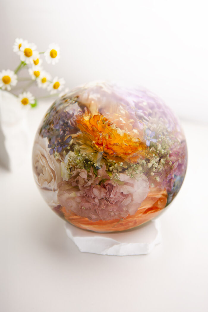 Brautstrauß Konservierung in Epoxidharz mit leuchtend oranger Calendula, Kamille und Pastelltönen - handgefertigtes Hochzeitsandenken