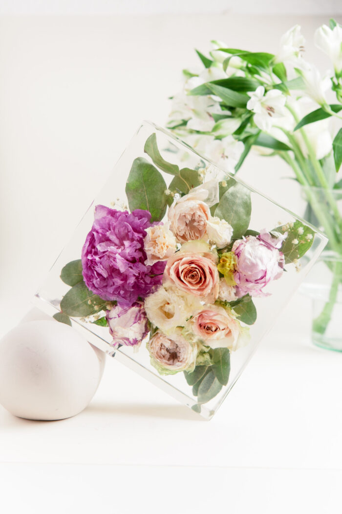 In Acrylwürfel konservierter Brautstrauß mit rosa Rosen, violetten Pfingstrosen und Eukalyptus - dreidimensionale Hochzeitserinnerung