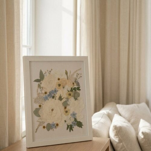 Bild Hamburg mit gepressten gefriergetrockneten Brautstraußblumen – weiße Rosen, blaue Vergissmeinnicht und Wildblumen in weißem Rahmen – Brautstrauß erhalten – Flomory