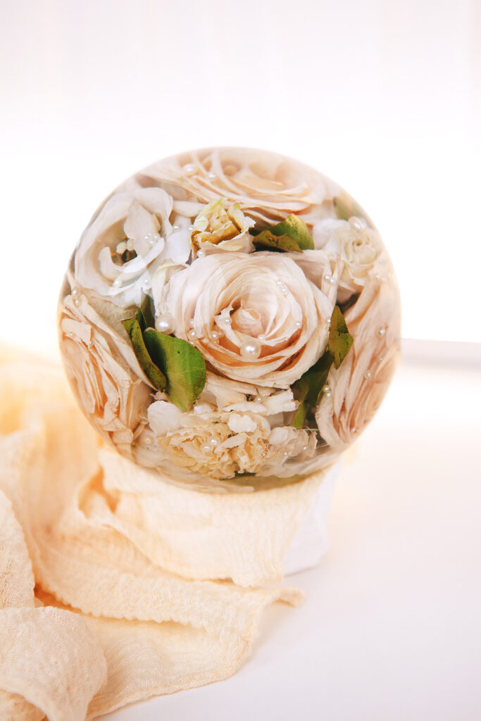Resin-Kugel Kopenhagen mit gefriergetrocknetem Brautstrauß aus cremefarbenen Rosen, Hortensien und Perlen – Brautstrauß erhalten in Harz – Flomory