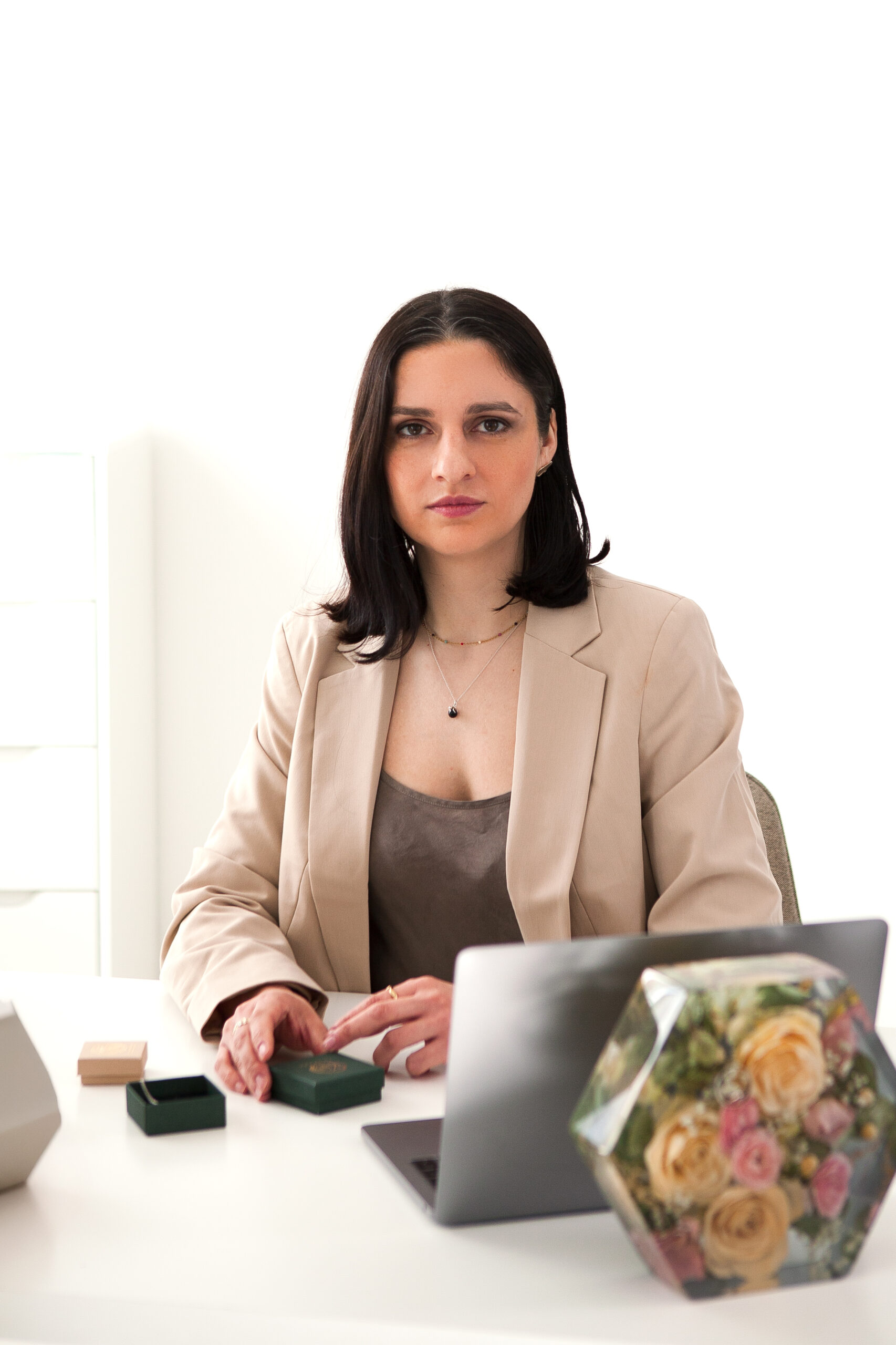Professionelle Designerin für Brautstraußkonservierung im eleganten Business-Look mit Schmuckprodukten und konserviertem Blumenarrangement