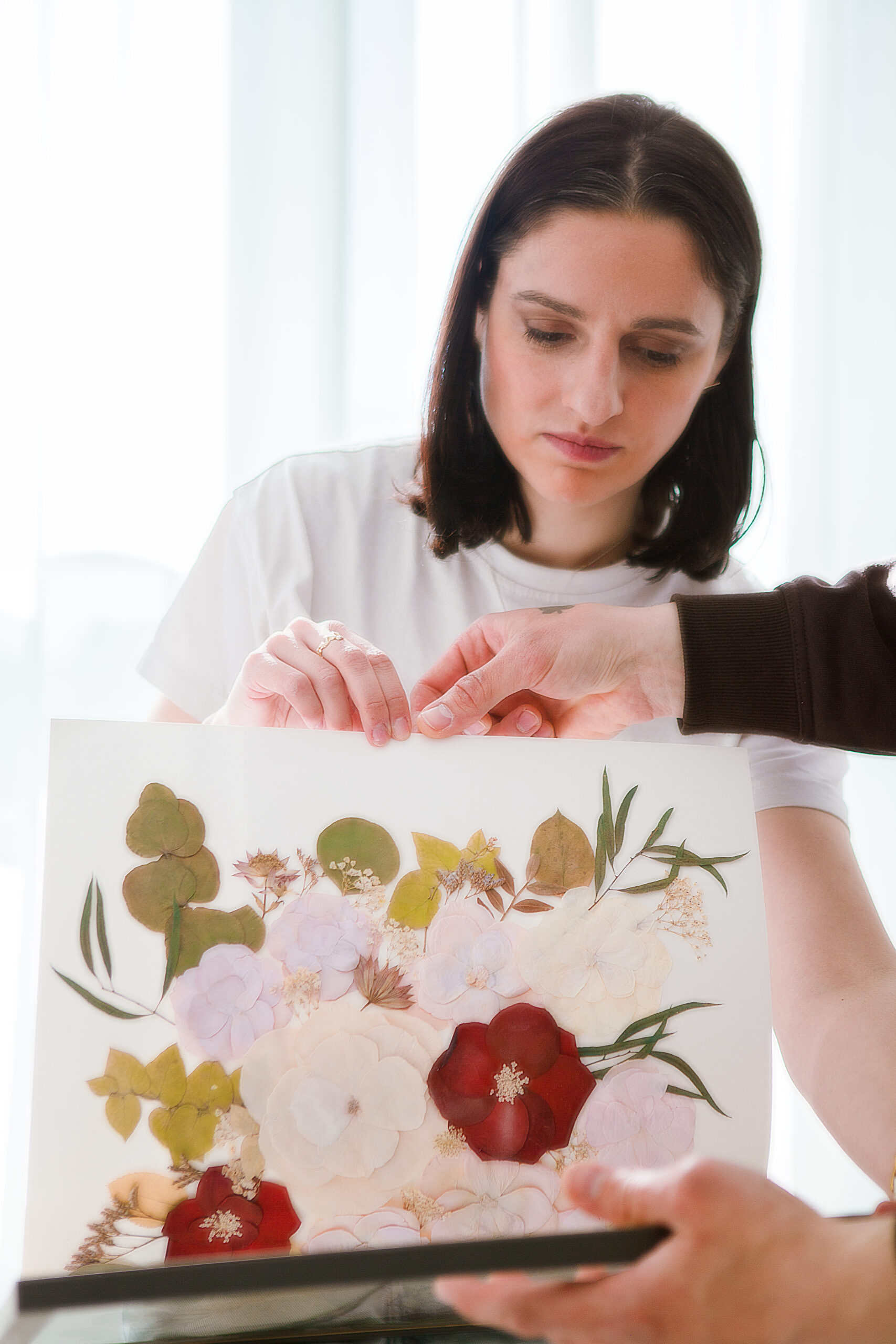Gepresste Blumenkunst mit natürlichen Materialien - nachhaltige Floristik für Wohnraumdekoration