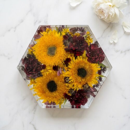 Gro&szlig;er hexagonaler Resin-Block Chicago XL mit gefriergetrockneten gelben Sonnenblumen und dunkelroten Kornblumen auf wei&szlig;em Carrara-Marmor, wei&szlig;e Pfingstrose als Dekoration &ndash; Flomory Leipzig